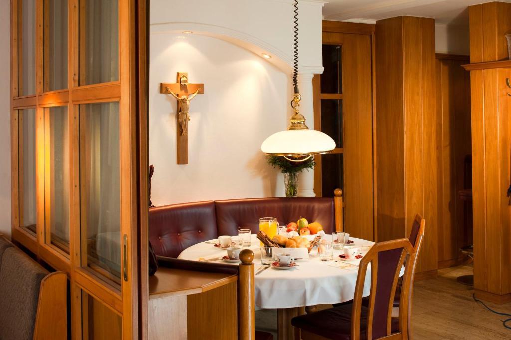 Stadthotel Eggerbraeu Imst Buitenkant foto